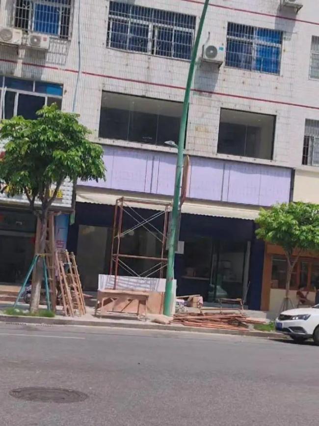 取名警茶門店已拆除相關(guān)招牌 店主意識不妥主動整改