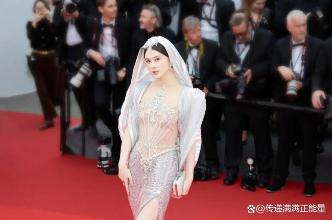 阿汤哥和赵樱子戛纳红毯握手 意外换装惊艳全场