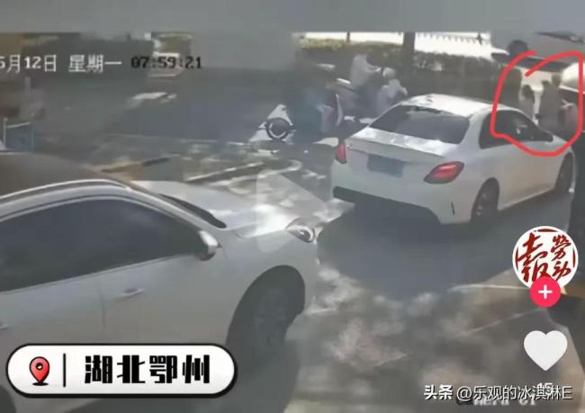 當(dāng)?shù)鼗貞?yīng)保時(shí)捷沖出撞人 官方介入調(diào)查真相