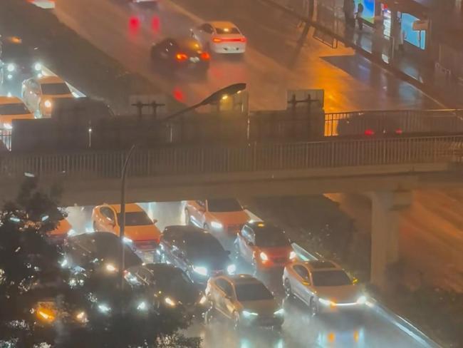 律師解讀車主違規(guī)停車躲冰雹：如導致后車發(fā)生事故,，需擔責 緊急避險不得妨礙通行