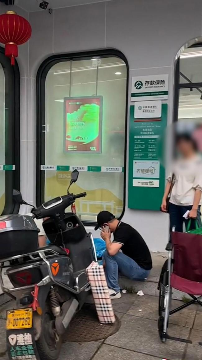 老人銀行辦業(yè)務發(fā)病離世 家屬發(fā)聲