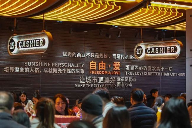 四个河南男人如何掏空全球中产钱包 消费赛道的黑马