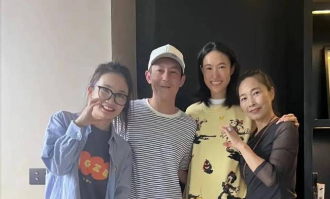 陈冠希陪老婆回河南老家探亲，打扮朴素老气，秦舒培素颜皮肤真好