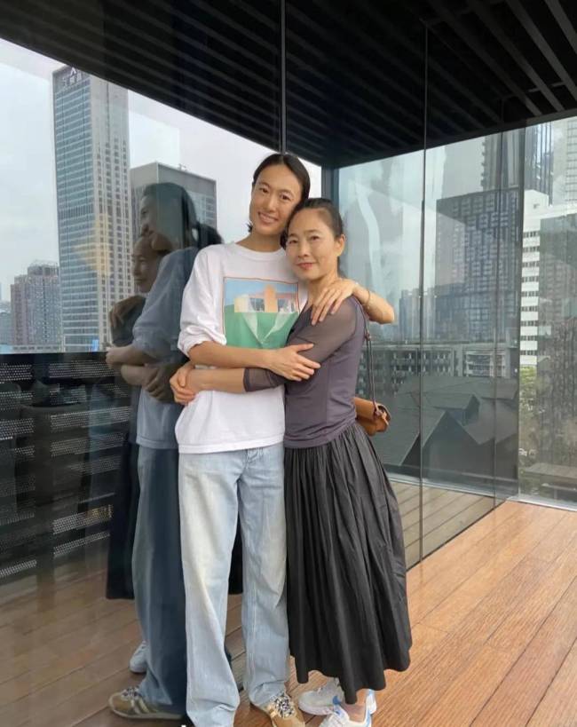 陈冠希陪老婆回河南老家探亲，打扮朴素老气，秦舒培素颜皮肤真好 低调探亲温馨互动