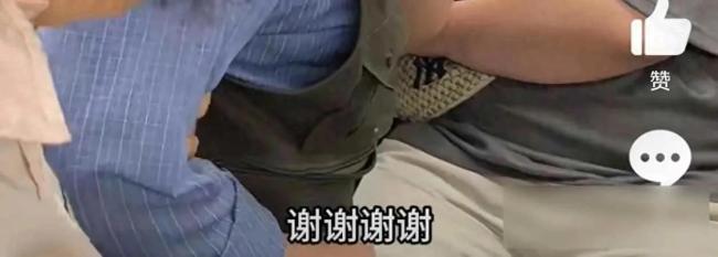 老人拉扯男子要求其让座 车厢纠纷引热议