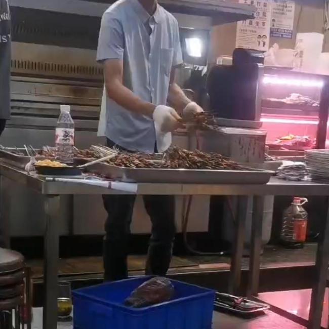 官方回應(yīng)燒烤店泔水桶撈出肉串再烤 已立案調(diào)查并停業(yè)整頓
