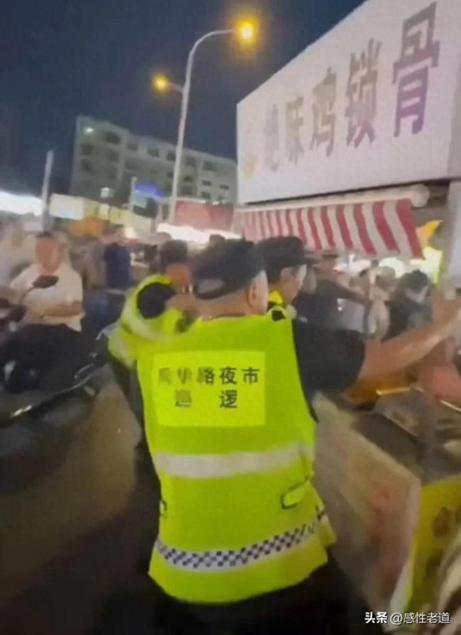 當(dāng)?shù)鼗貞?yīng)身穿巡邏馬甲人員掀翻攤位