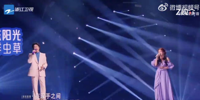 劉宇寧張含韻合作舞臺《在你的身邊》 兩人聲線碰撞呈現(xiàn)不同風(fēng)格