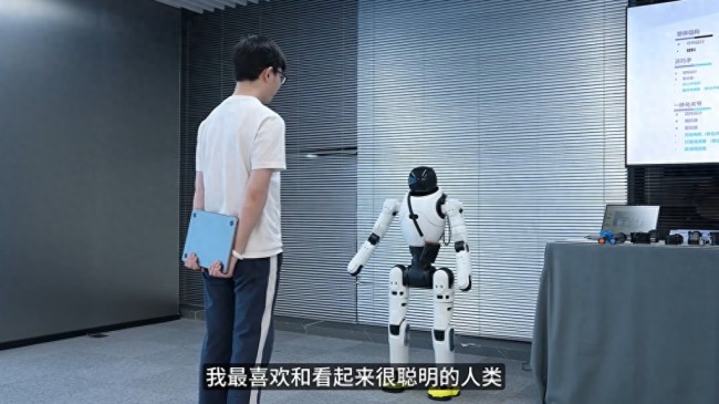 人形机器人灵犀X2掌握新技能