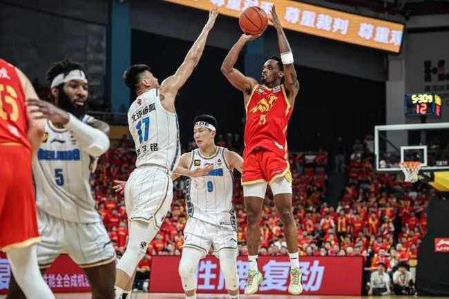 北京男籃2分險(xiǎn)勝?gòu)V廈 大比分扳成2-3 客場(chǎng)驚險(xiǎn)逆轉(zhuǎn)