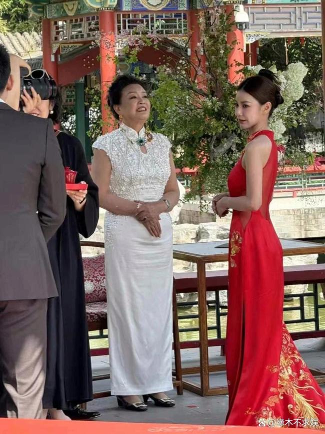 汪小菲兩任丈母娘婚禮狀態(tài)反差大 情感表現(xiàn)各不同
