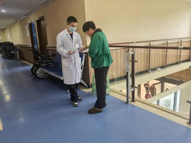 患者说拿樱桃感谢医生 没想到是一整棵树
