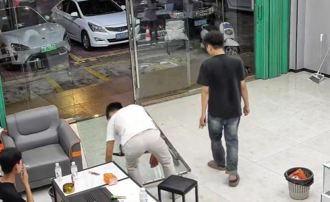 女孩推倒商家玻璃门淡定捋头发进店 大力出奇迹