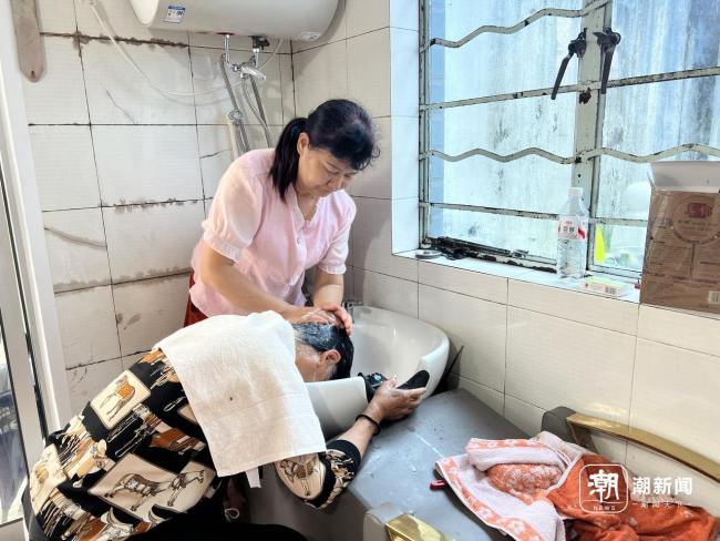 理發(fā)店有人充2萬請老人理發(fā),！