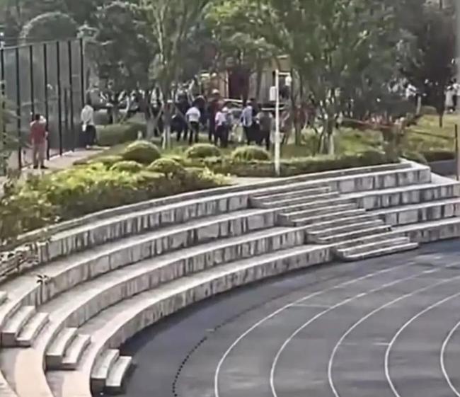 高校通報(bào)學(xué)生墜入化糞池身亡 校園安全引關(guān)注