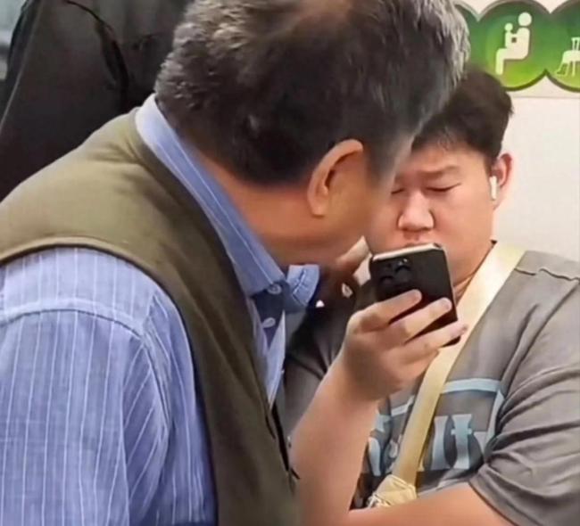 上海地鐵回應老人拽小伙
