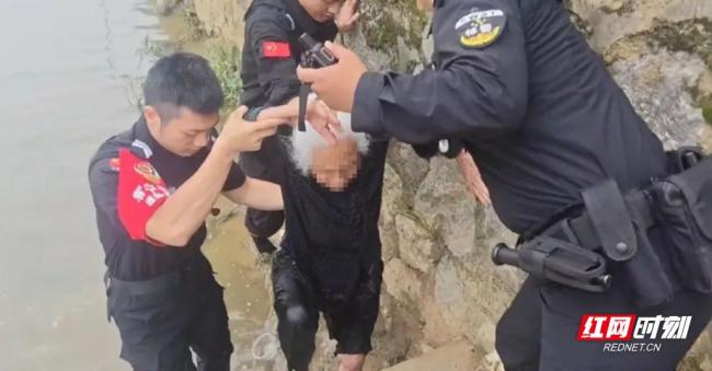 老人受困河中幸好他們趕到 九旬阿爾茨海默癥患者獲救
