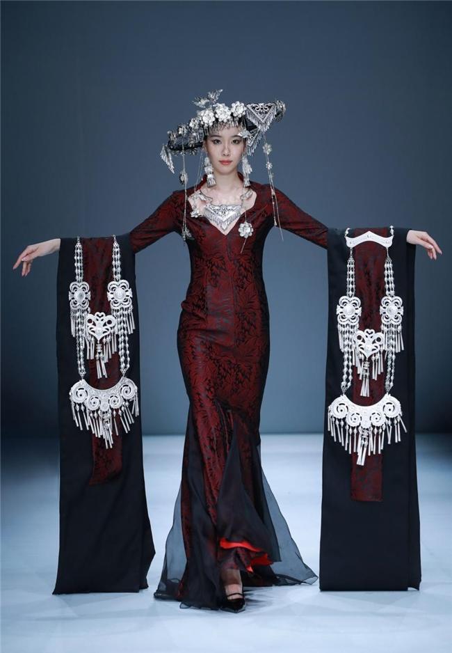 中式審美點(diǎn)亮北京大學(xué)生時裝周 帛風(fēng)主題展現(xiàn)新中式美學(xué)