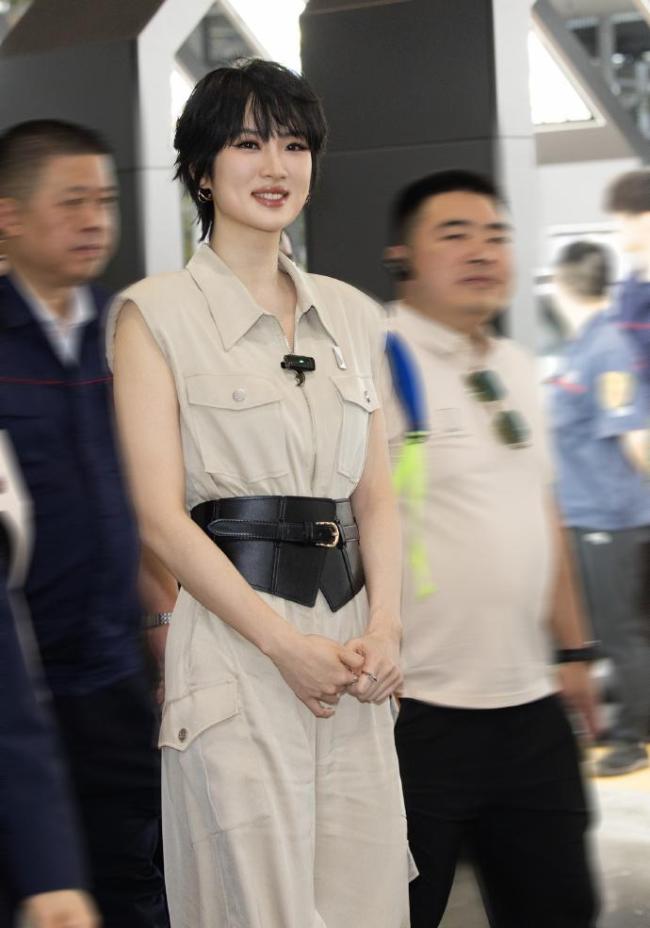姚安娜戴工牌到車間工廠打工 體驗一線工作