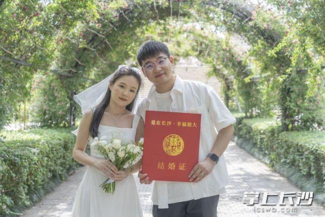 長沙新人520領到超大版結婚證 甜蜜氛圍拉滿全城