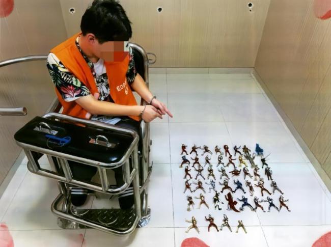 男子喜欢动漫偷走44件手办