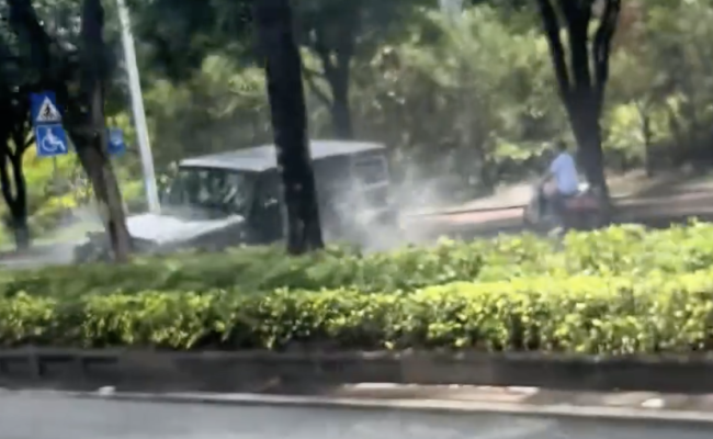 越野車左前輪斷裂車身旋轉(zhuǎn)撞綠化帶