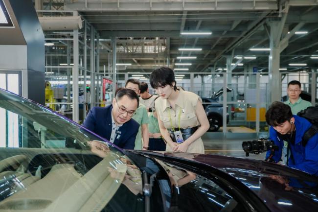 姚安娜“520”戴工牌到車間工廠打工 體驗生產(chǎn)線工作