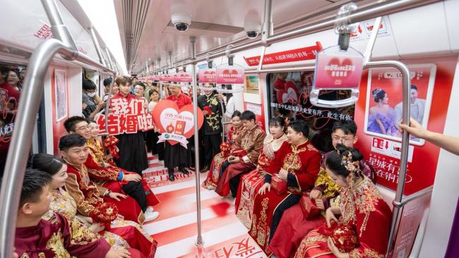 地鐵變婚車 長(zhǎng)沙8對(duì)新人地鐵內(nèi)結(jié)婚 520愛的列車見證幸福