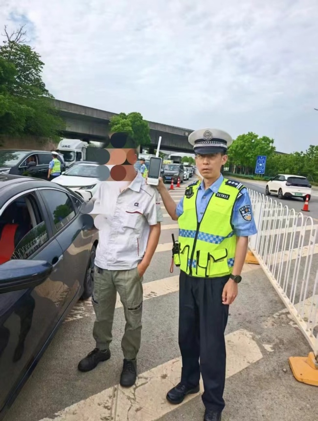武漢交警查處多人清晨酒駕：小心酒精殘存！