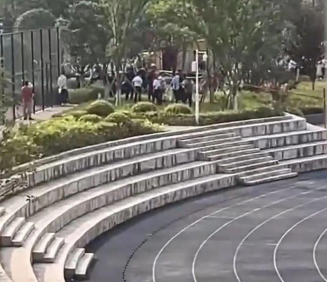 男生掉化糞池遇難 媽媽殯儀館暈倒 校園悲劇引發(fā)安全質(zhì)疑