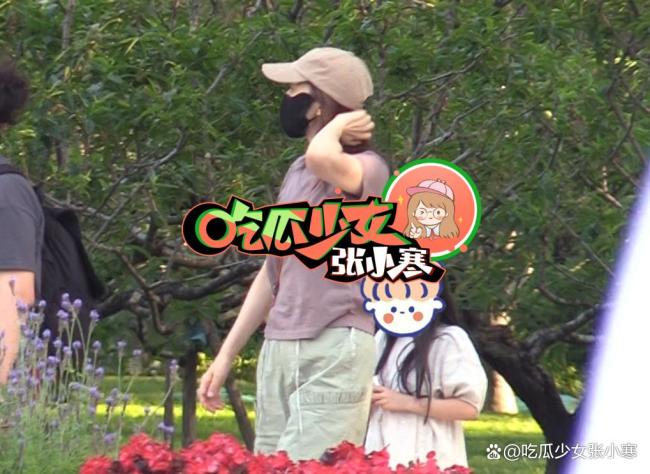 高圓圓與女兒牽繩遛彎超有愛(ài),，戛納紅毯生圖被夸超美