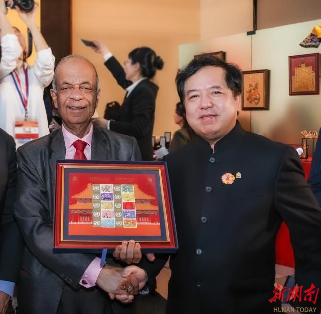 聯(lián)合國(guó)為故宮博物院100周年發(fā)行郵票 全球首發(fā)特別版張