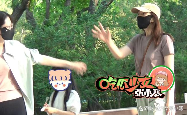 高圓圓與女兒牽繩遛彎超有愛(ài)，戛納紅毯生圖被夸超美