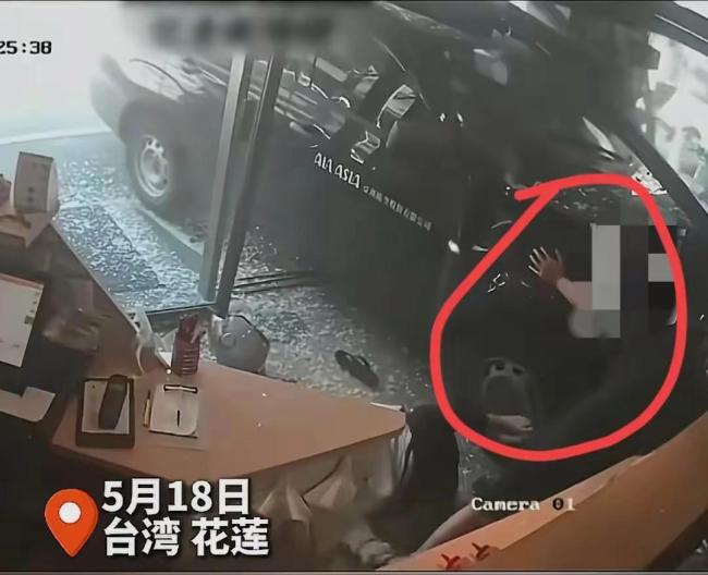 臺灣汽車失控猛沖進早餐店 13人受傷驚魂一刻