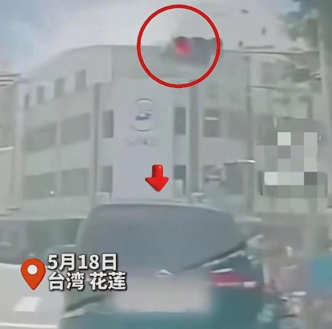 臺(tái)灣汽車失控猛沖進(jìn)早餐店