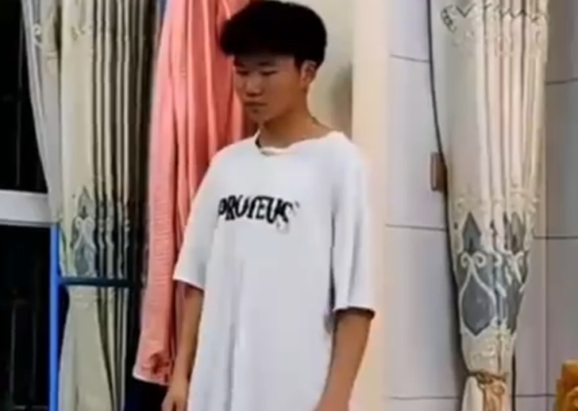 姐姐教訓(xùn)弟弟 媽媽全程只關(guān)注不插手：不知道你在怕啥,，又不是打不贏！