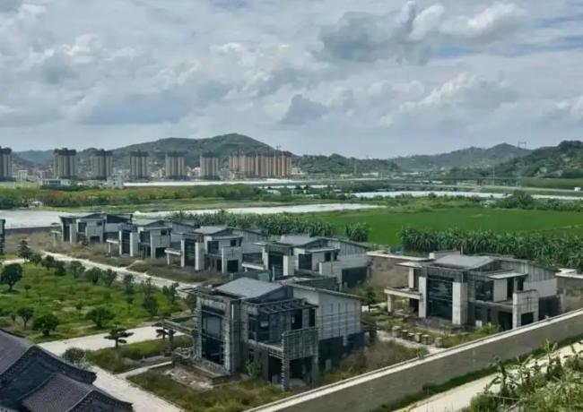 潮汕天價違建曾被貼封條遭拆門施工 工業(yè)區(qū)驚現(xiàn)