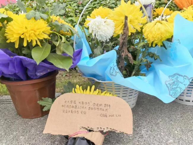 袁爺爺?shù)哪沟厍皵[滿了鮮花 深切緬懷袁隆平院士