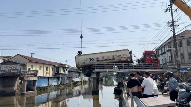 浙江一限重橋梁在大貨車經(jīng)過時垮塌 事故原因正調(diào)查