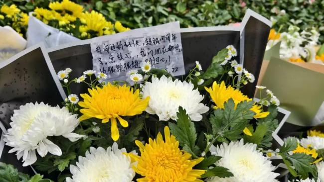 袁爺爺?shù)哪沟厍皵[滿了鮮花 深切緬懷袁隆平院士