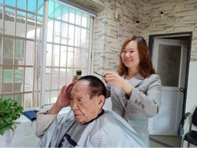為袁隆平理發(fā)18年曹小萍緬懷袁老