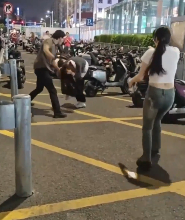 摩的司機(jī)調(diào)戲毆打女子 深圳警方通報(bào)