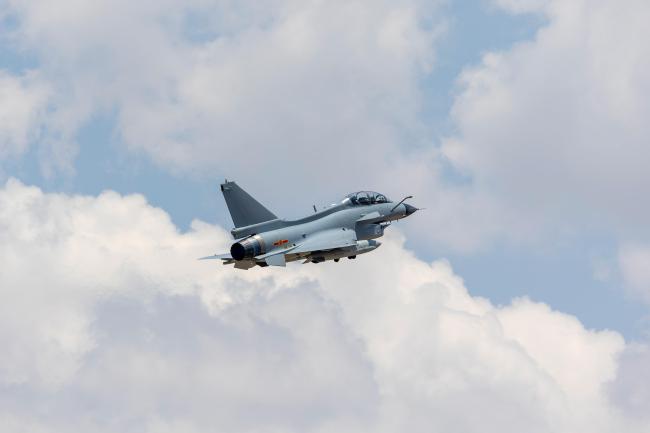 戰鷹沐浴霞光劃破長空 直擊晝間空戰現場