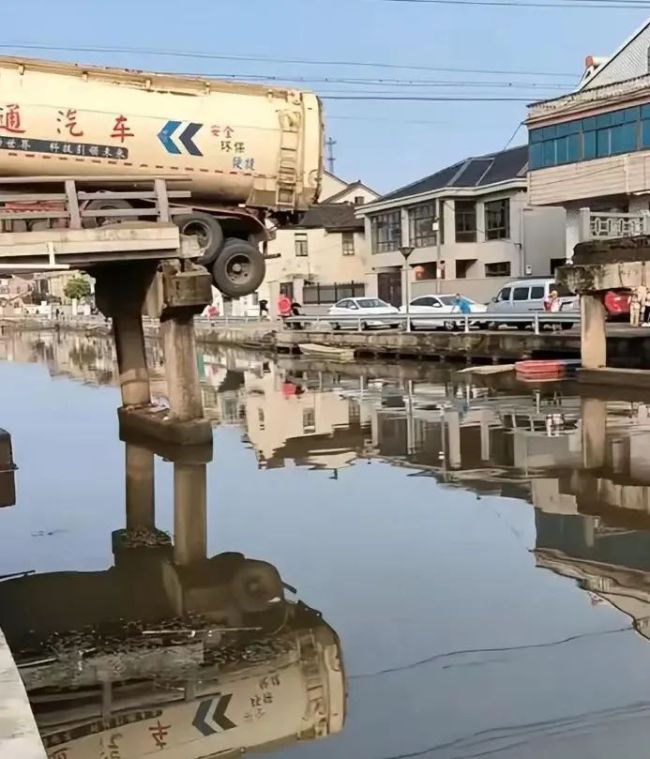 浙江一卡車過橋時橋面垮塌