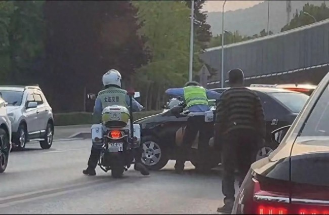 大連一轎車不顧堵截疑撞交警