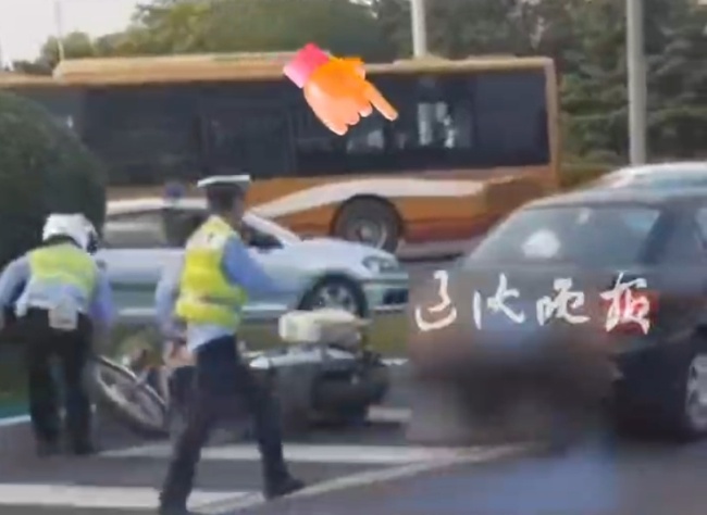 大連一轎車撞傷交警后逃逸，撞上警用摩托  一名交警受傷,！