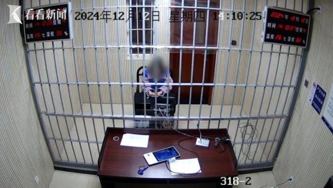 女子從五樓扔下十根金屬管 高空拋物惹禍