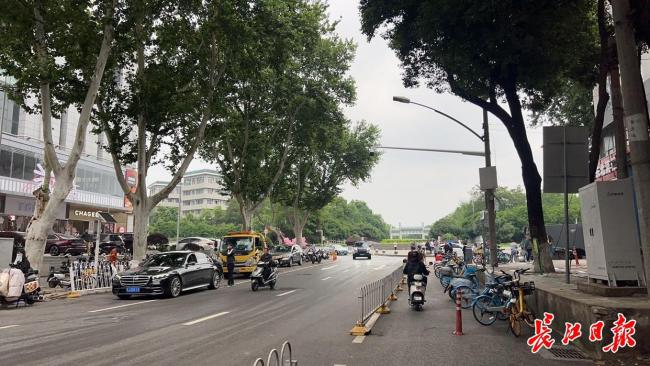 武大珞珈門(mén)周圍交通已恢復(fù)正常 雨后積水退去