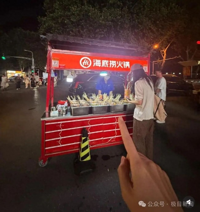 武漢街頭現(xiàn)海底撈路邊攤