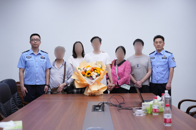 男子因身份證過期27年難返家：終于與闊別多年的家人重拾甜蜜團(tuán)圓